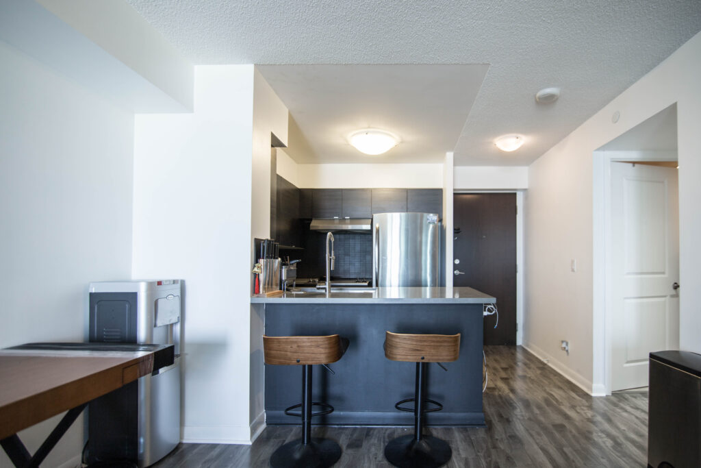 2. Kitchen and Breakfast Bar